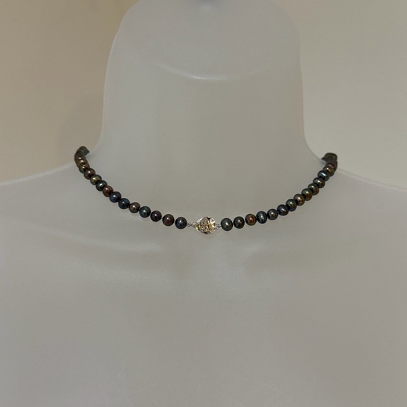 NWOT Gorgeous Multicolor Iridescent Pearl Bead Necklace - Picture 9 of 16